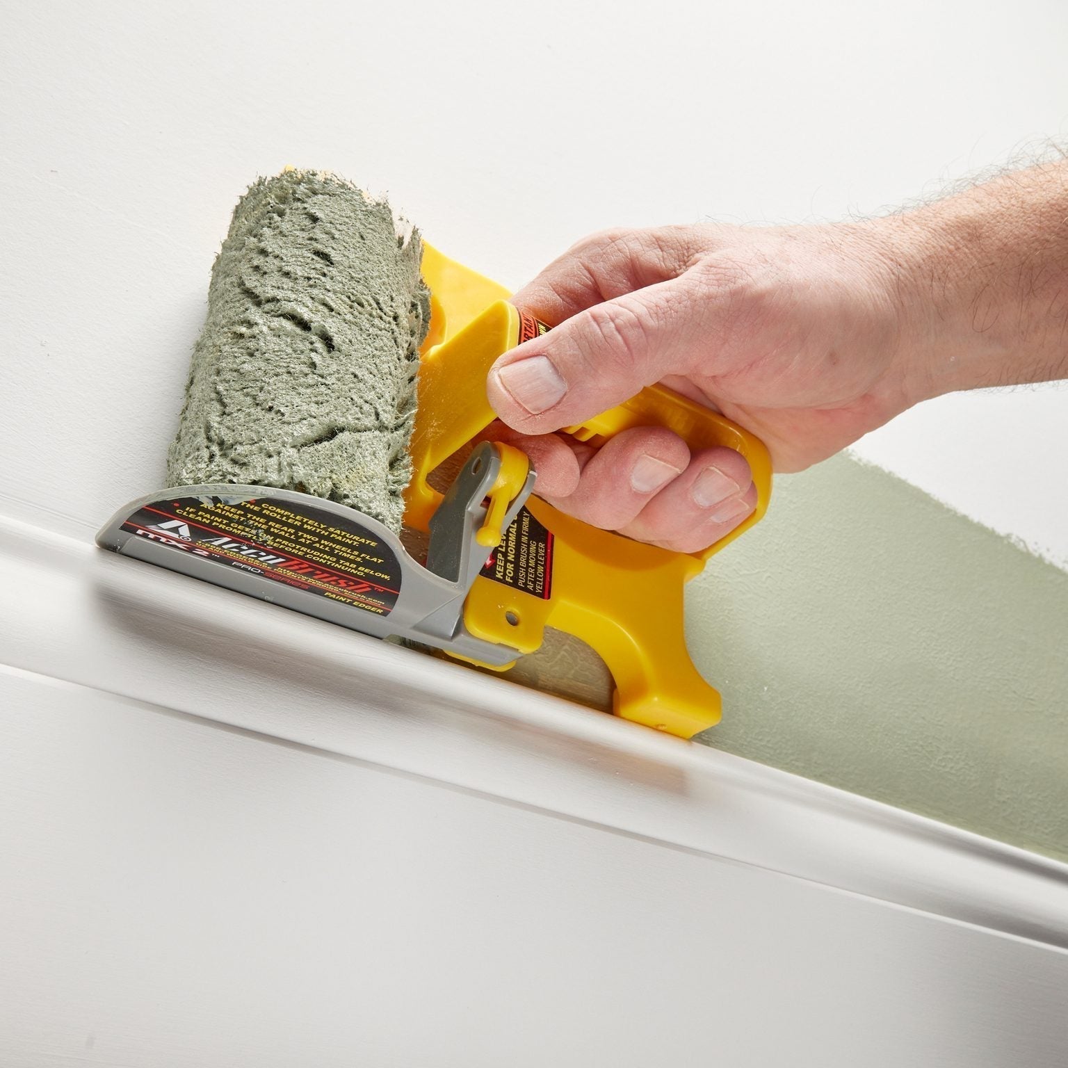Paintbuddy | Innovative Paint Roller with Integrated Shield for Quick and Clean Edges 2